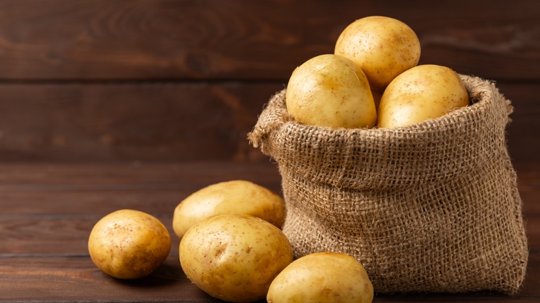 Young,Potatoes.,Fresh,Potatoes,On,A,Wooden,Background